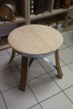 Table basse en chêne fabriquée à partir d’un fond de tonneau