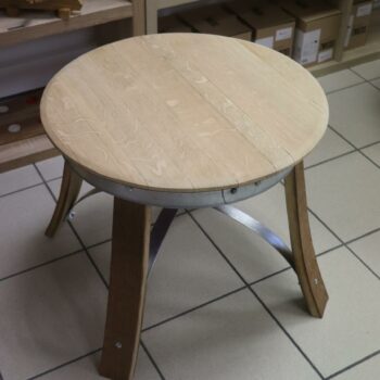 Table basse en chêne fabriquée à partir d’un fond de tonneau