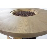 Ambiance chaleureuse sur terrasse avec table brasero tonneau