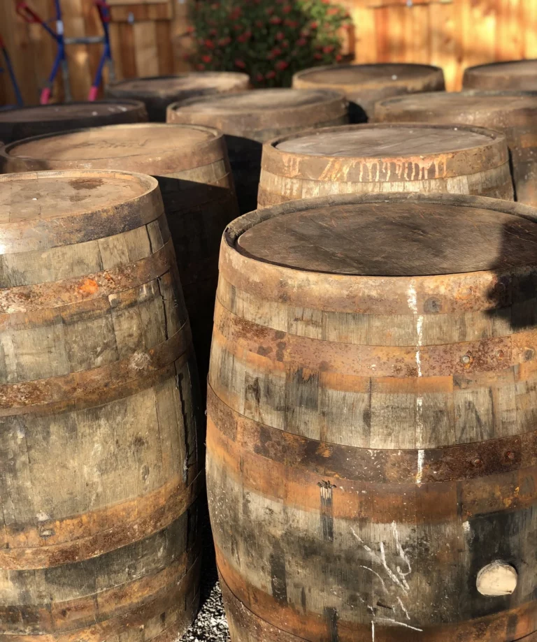 Ensemble de fûts anciens en chêne – recyclés de caves vinicoles