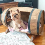 Niche rustique pour petit chien en bois d’aulne