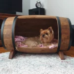 Niche rustique pour petit chien en bois d’aulne