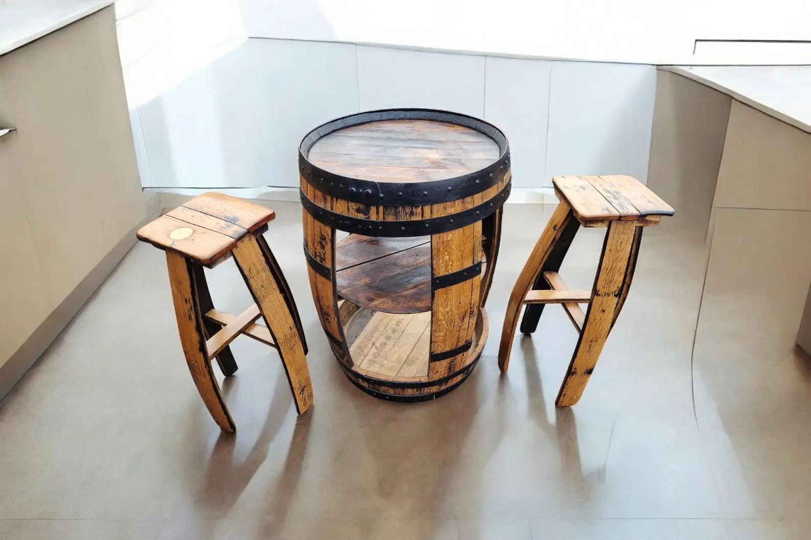 il_1588xN.6600304565_bk7l Tavolo a botte con vano contenitore e sgabelli – Botte da whisky riciclata - immagine 1