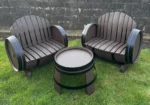 Set 2 sedute a botte con tavolino – Arredo da giardino in rovere riciclato