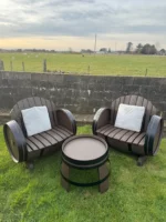 Set 2 sedute a botte con tavolino – Arredo da giardino in rovere riciclato - immagine 3