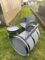 Set 2 sedute a botte con tavolino – Arredo da giardino in rovere riciclato - immagine 4