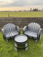 Set 2 sedute a botte con tavolino – Arredo da giardino in rovere riciclato - immagine 6