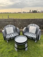 Set 2 sedute a botte con tavolino – Arredo da giardino in rovere riciclato - immagine 2